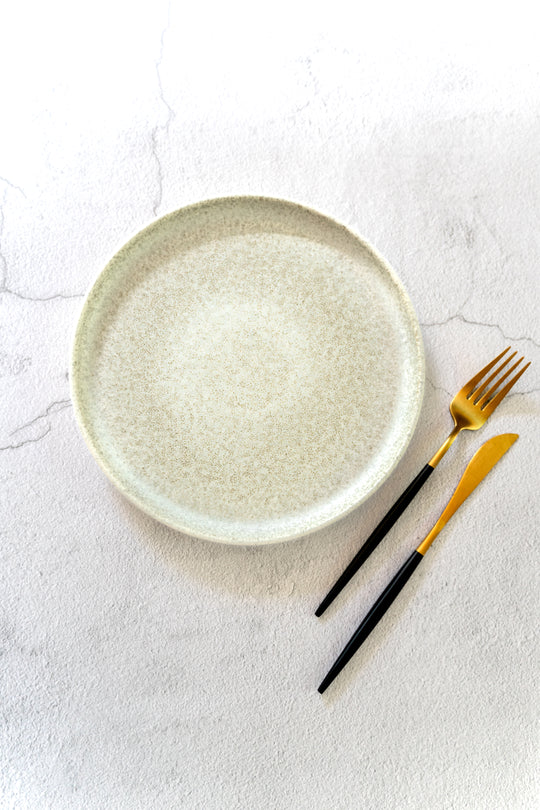Made in Portugal Ontbijtbord van Mimo Broken Shells creme voorkant van Mimo servies met gouden bestek