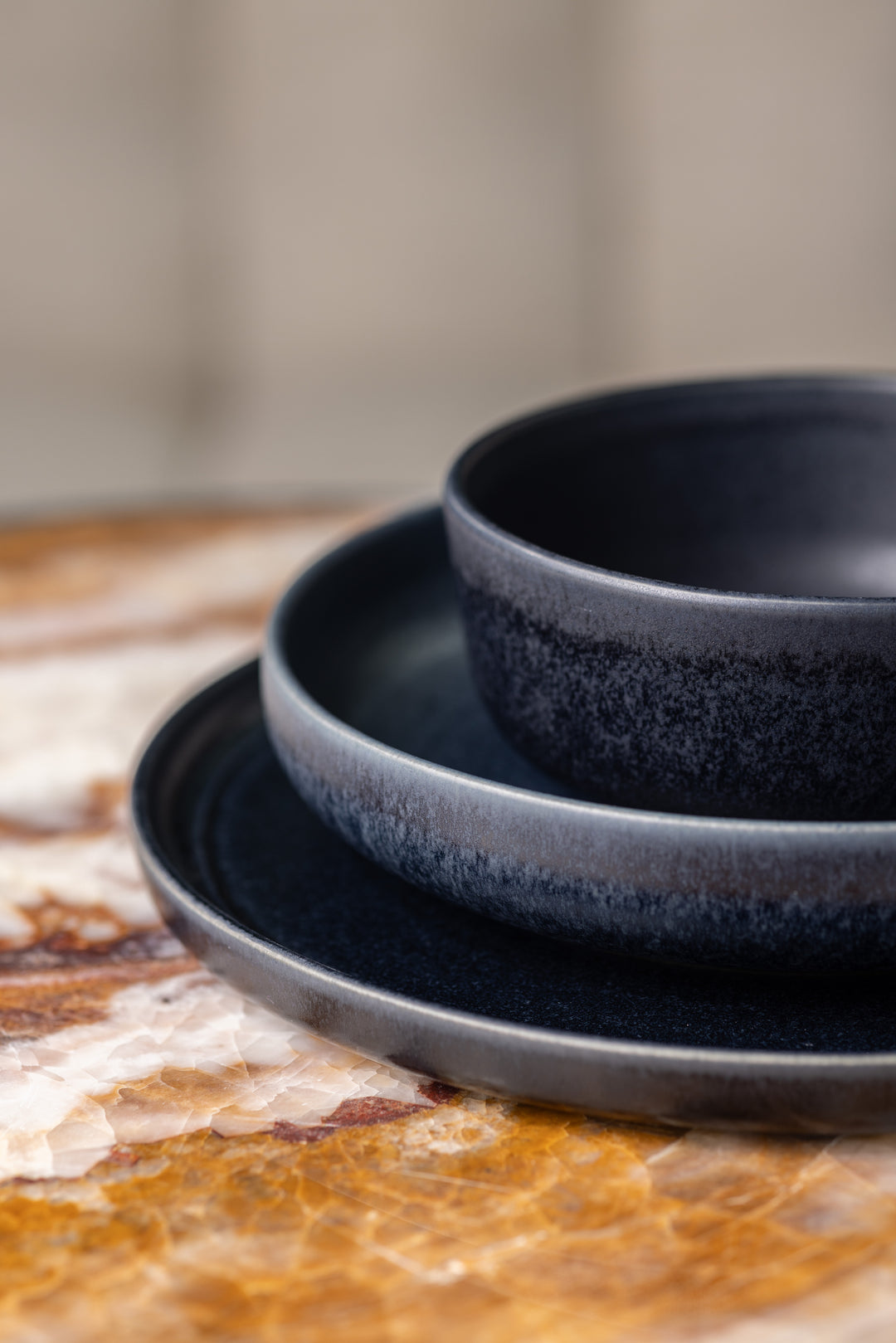 Luxe keramiek serviesset Midnight Blue van Mimo Homeware, stapelbare kom, pastabord en dinerbord in diepblauwe kleur.
