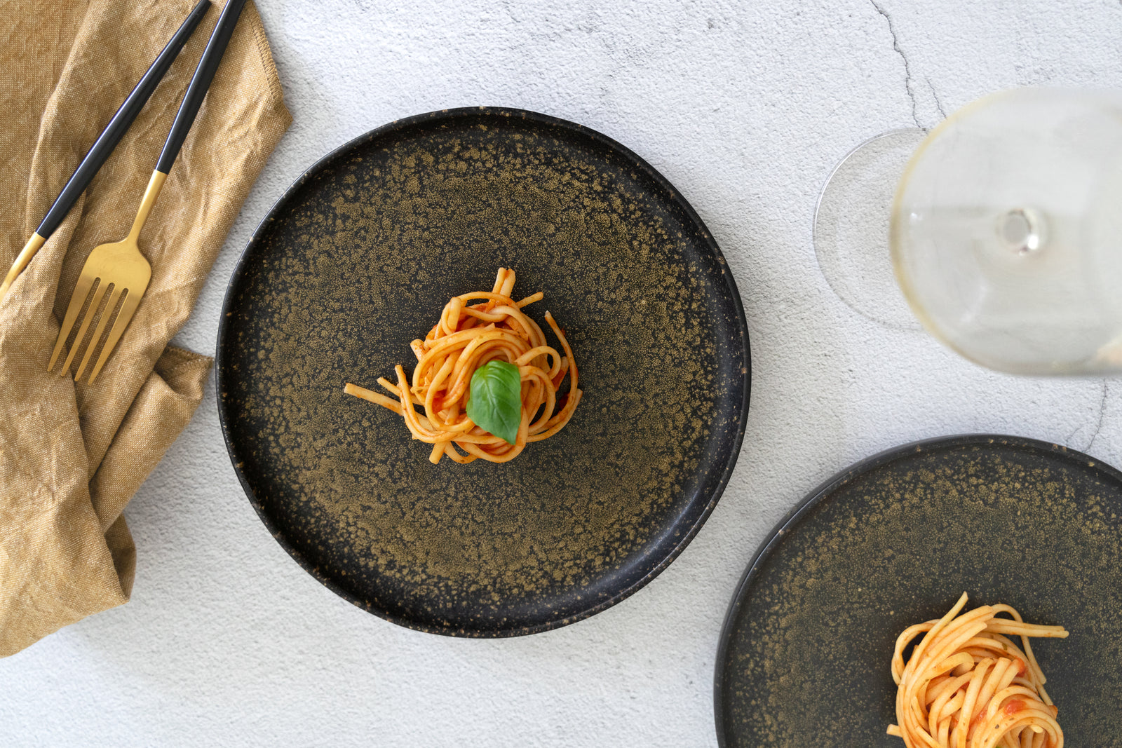 Servies Starry Night met pasta. Klein bord in serviesset.