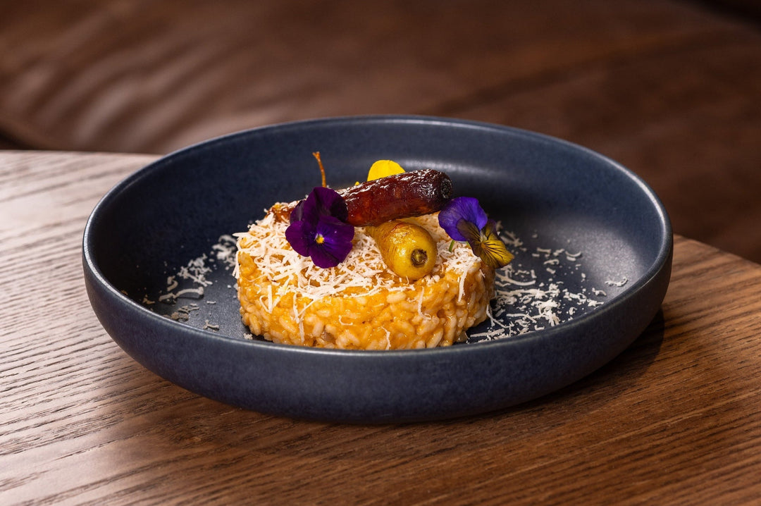 Recept voor Kimchi Risotto van Mimo Homeware op donkerblauw pastabord Midnight Blue.