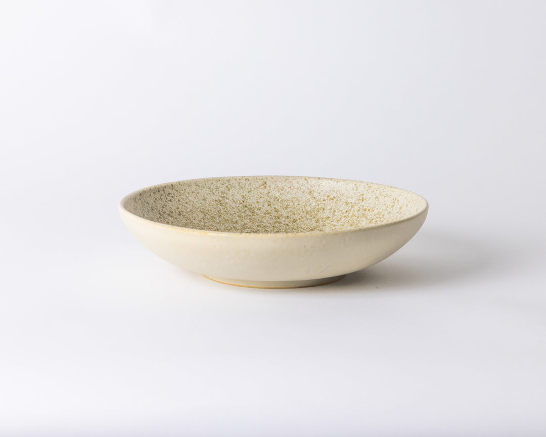Broken Shells pastabord van Mimohomeware in crème, bruin en beige kleuren.