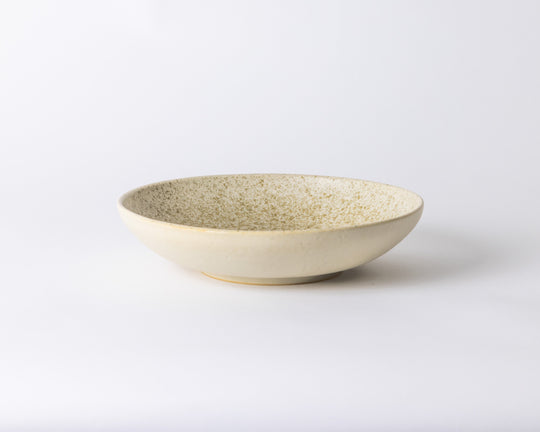 Broken Shells pastabord van Mimohomeware in crème, bruin en beige kleuren.