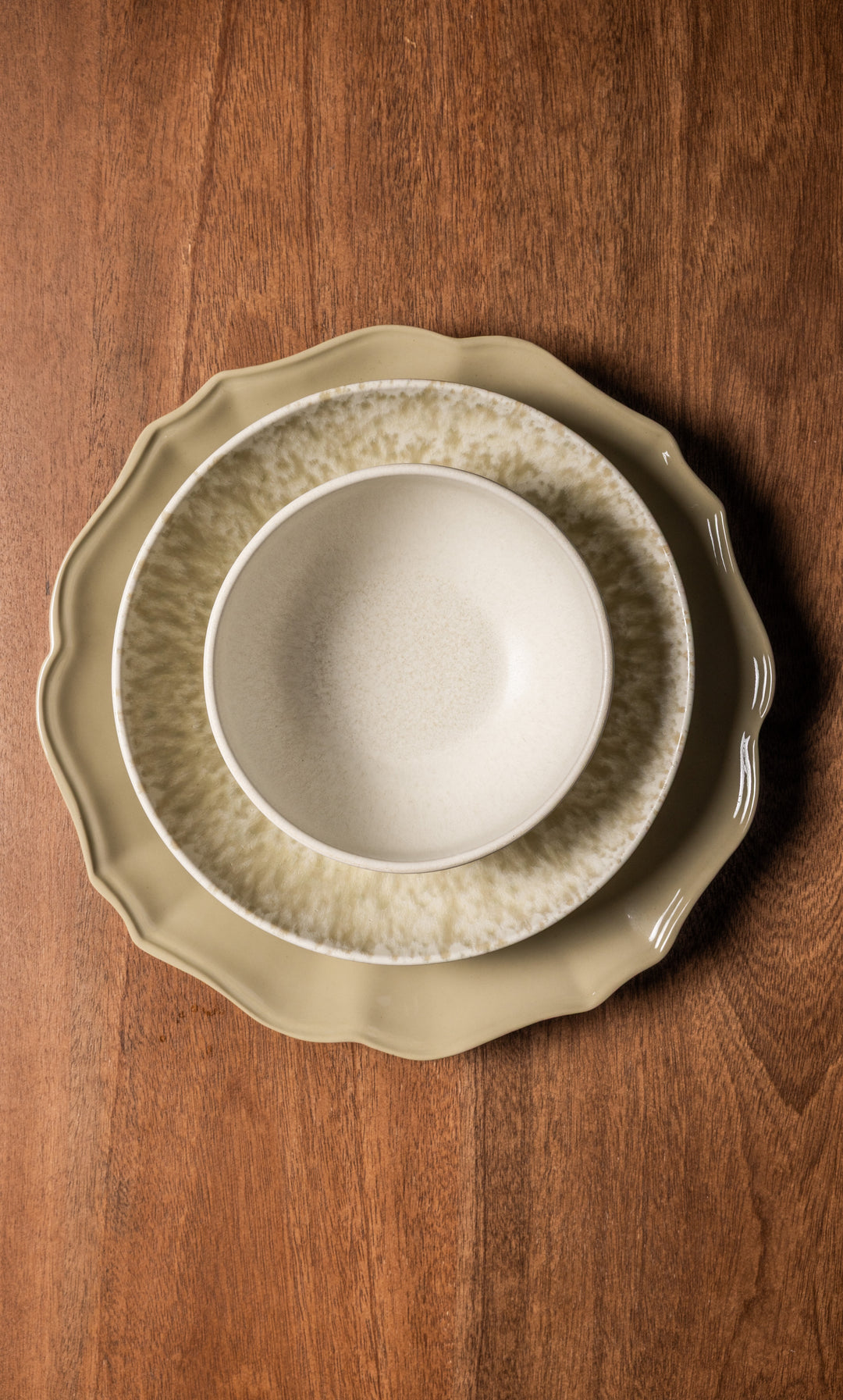 Gestapelde keramieken borden van Mimo Homeware. Beige borden voor een japandi interieur.