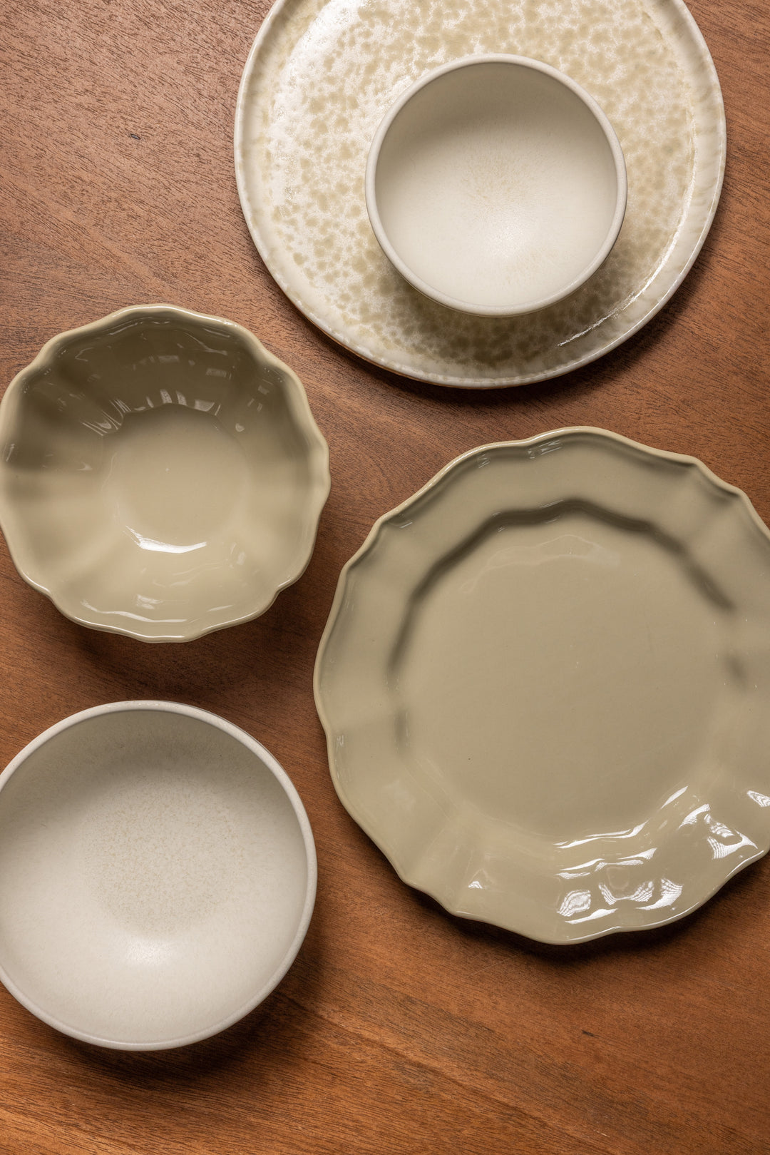 Mix & match beige borden van Mimo Homeware. Wit met beige bordenset in mat & glanzend keramiek.