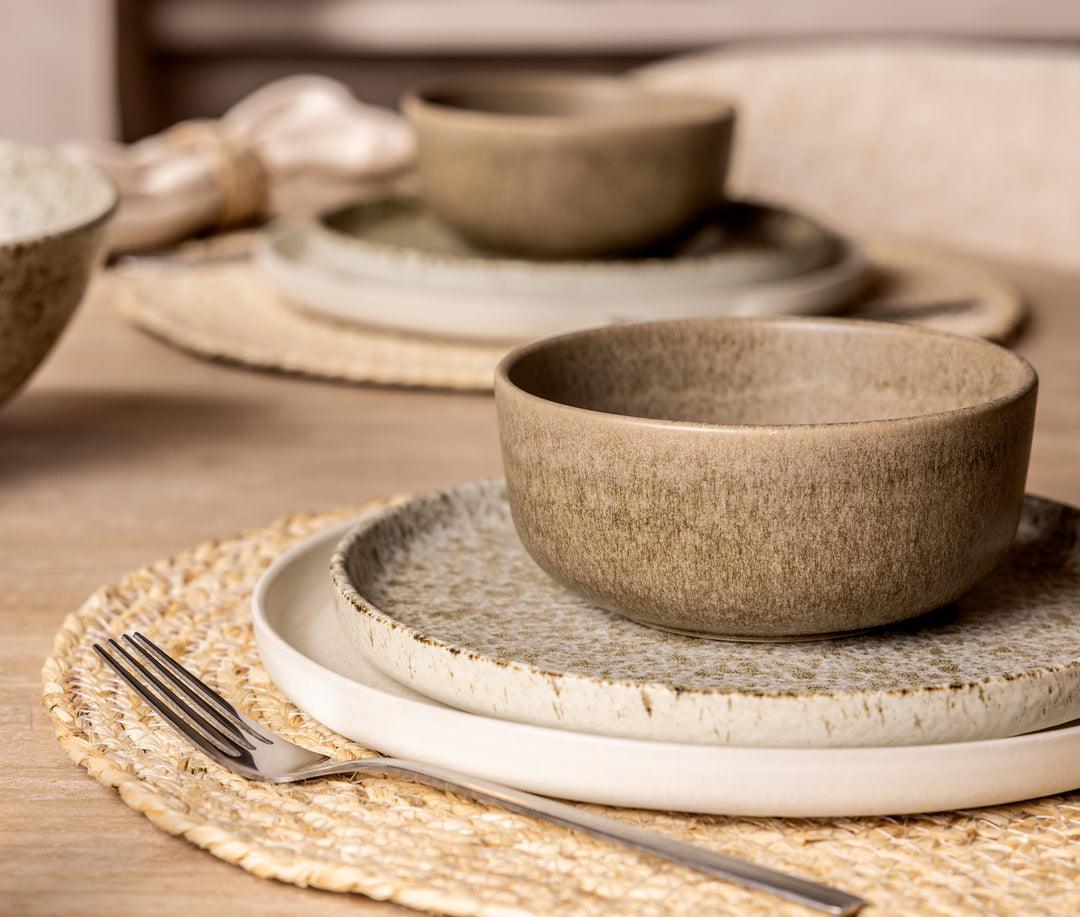 Beige servies van Mimo Homeware. Beige borden en kommen in japandi-stijl.