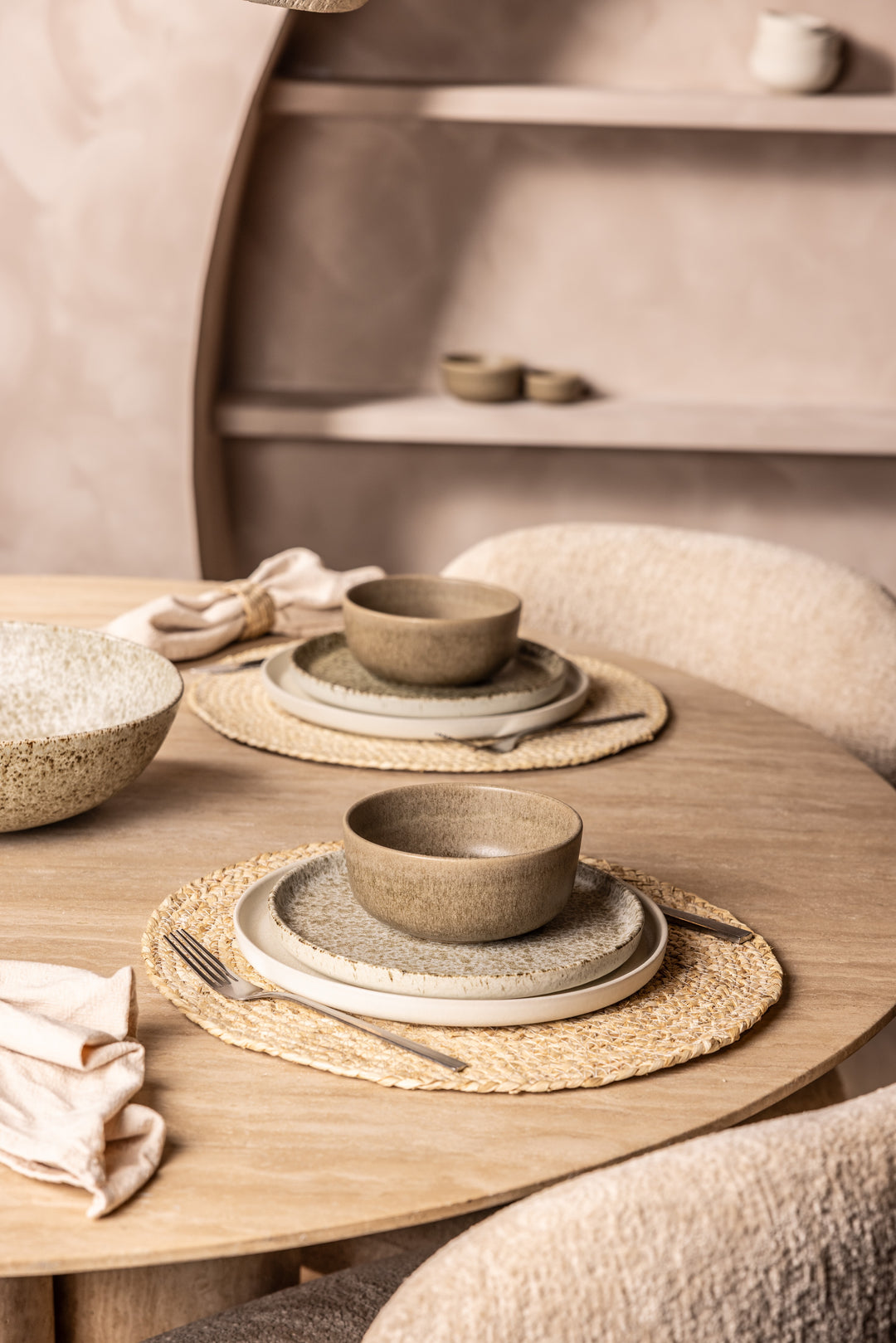 Tafelsetting met beige servies in verschillende lagen. Dinerborden, ontbijtborden en kommen in beige en bruin van Mimo Homeware.