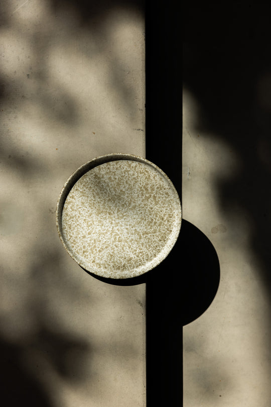 Beige bord met spikkels en textuur van Mimo Homeware. Beige Japandi servies en borden voor een modern interieur.