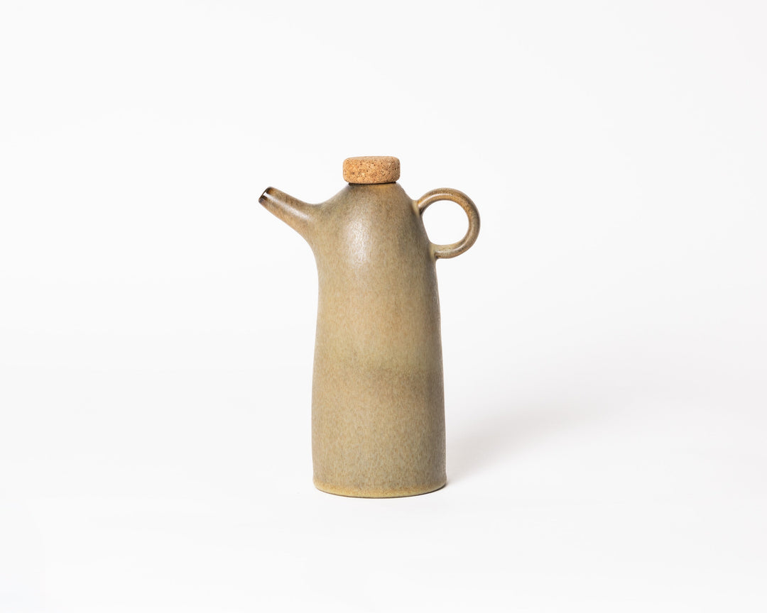 Olijfoliefles van keramiek van Mimo Homeware. Uniek flesje voor olijfolie, gemaakt in Portugal.