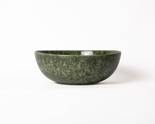 Donkergroene saladeschaal van keramiek van Mimo Homeware met glanzend glazuur.