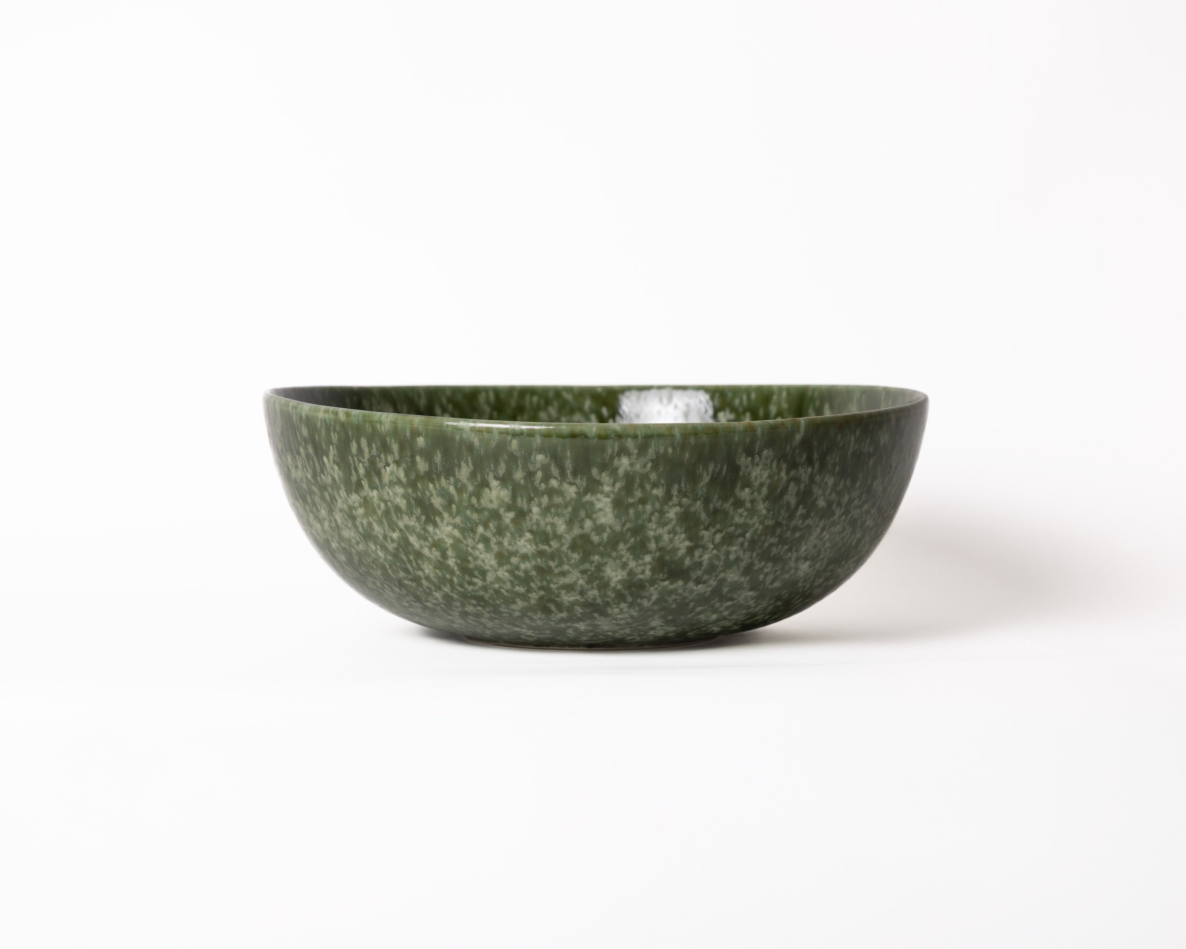 Donkergroene saladeschaal van keramiek van Mimo Homeware met glanzend glazuur.
