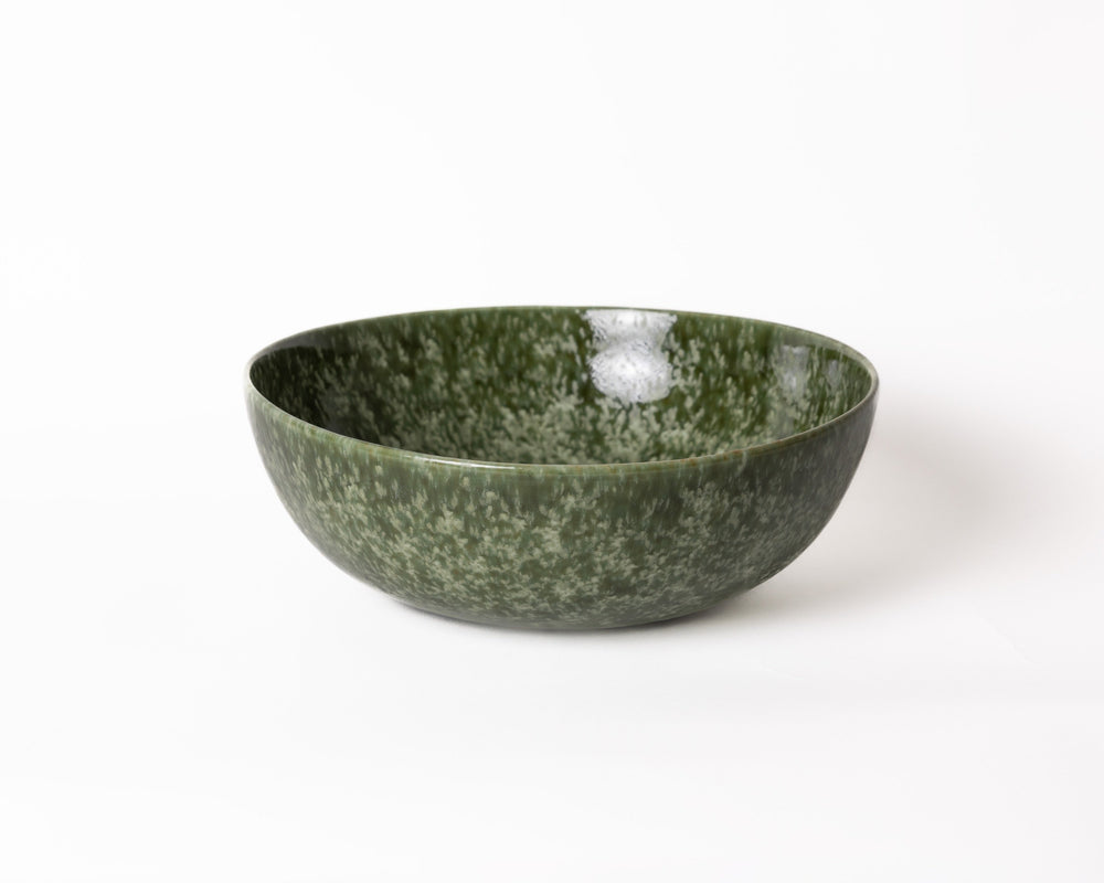 Unieke serveerschaal van Mimo Homeware in donkergroen keramiek, gemaakt in Portugal.