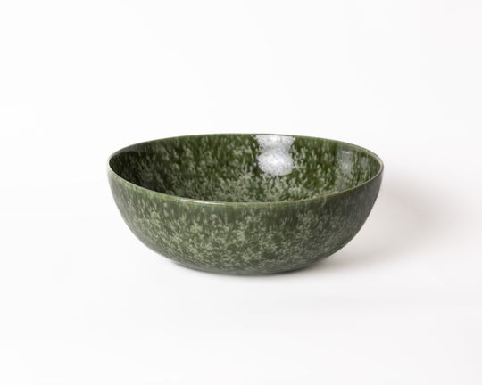 Unieke serveerschaal van Mimo Homeware in donkergroen keramiek, gemaakt in Portugal.