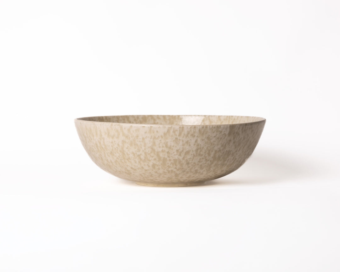 Saladeschaal van keramiek van Mimo Homeware in glanzende beige en crème tinten. Gemaakt in Portugal, ook geschikt als fruitschaal of serveerschaal.