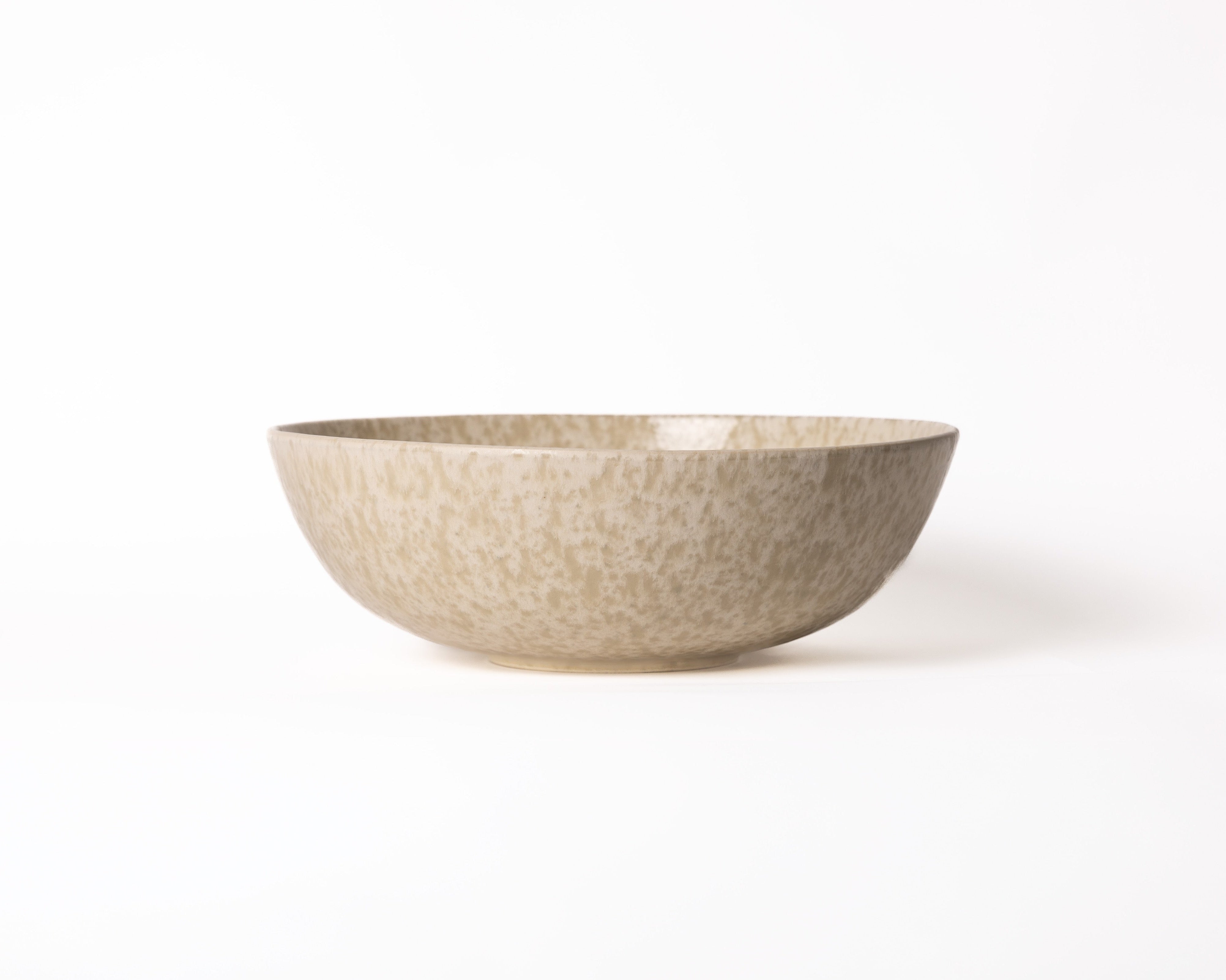 Saladeschaal van keramiek van Mimo Homeware in glanzende beige en crème tinten. Gemaakt in Portugal, ook geschikt als fruitschaal of serveerschaal.