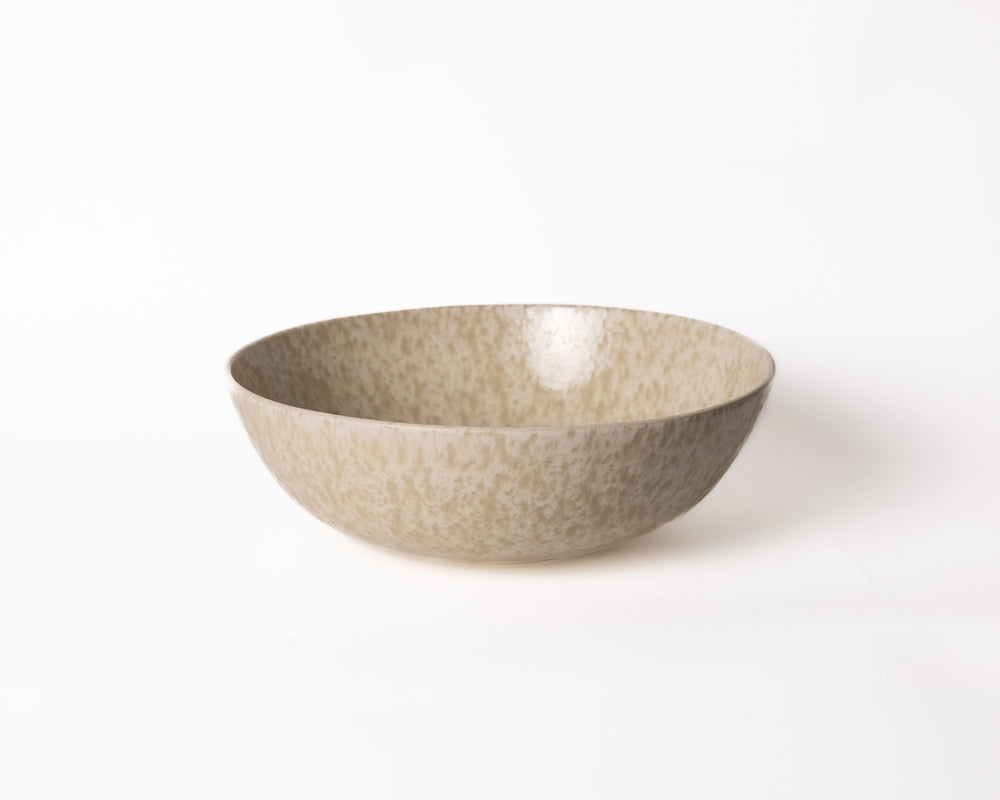 Japandi stijl beige saladeschaal of fruitschaal van Mimo Homeware voor een minimalistisch interieur.