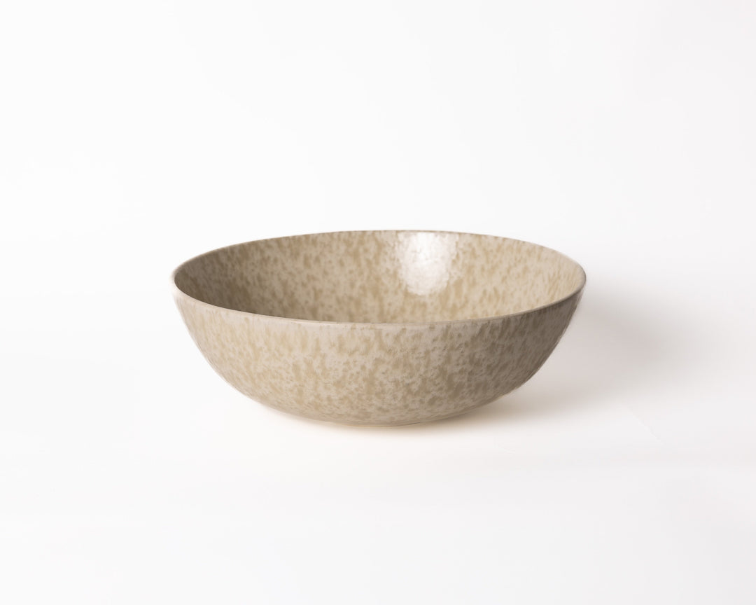 Japandi stijl beige saladeschaal of fruitschaal van Mimo Homeware voor een minimalistisch interieur.