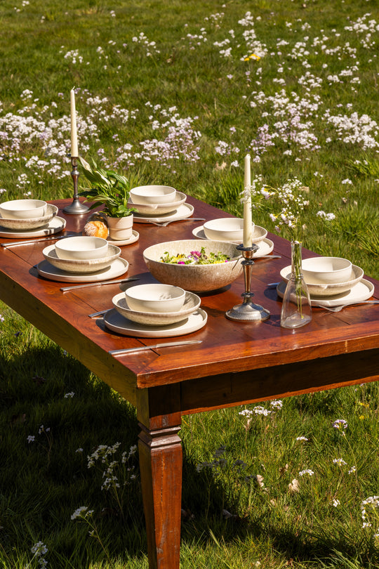 Crème wit servies van Mimo Homeware met beige pastaborden en saladeschaal in Japandi stijl. Serviesset voor buiten en binnen.