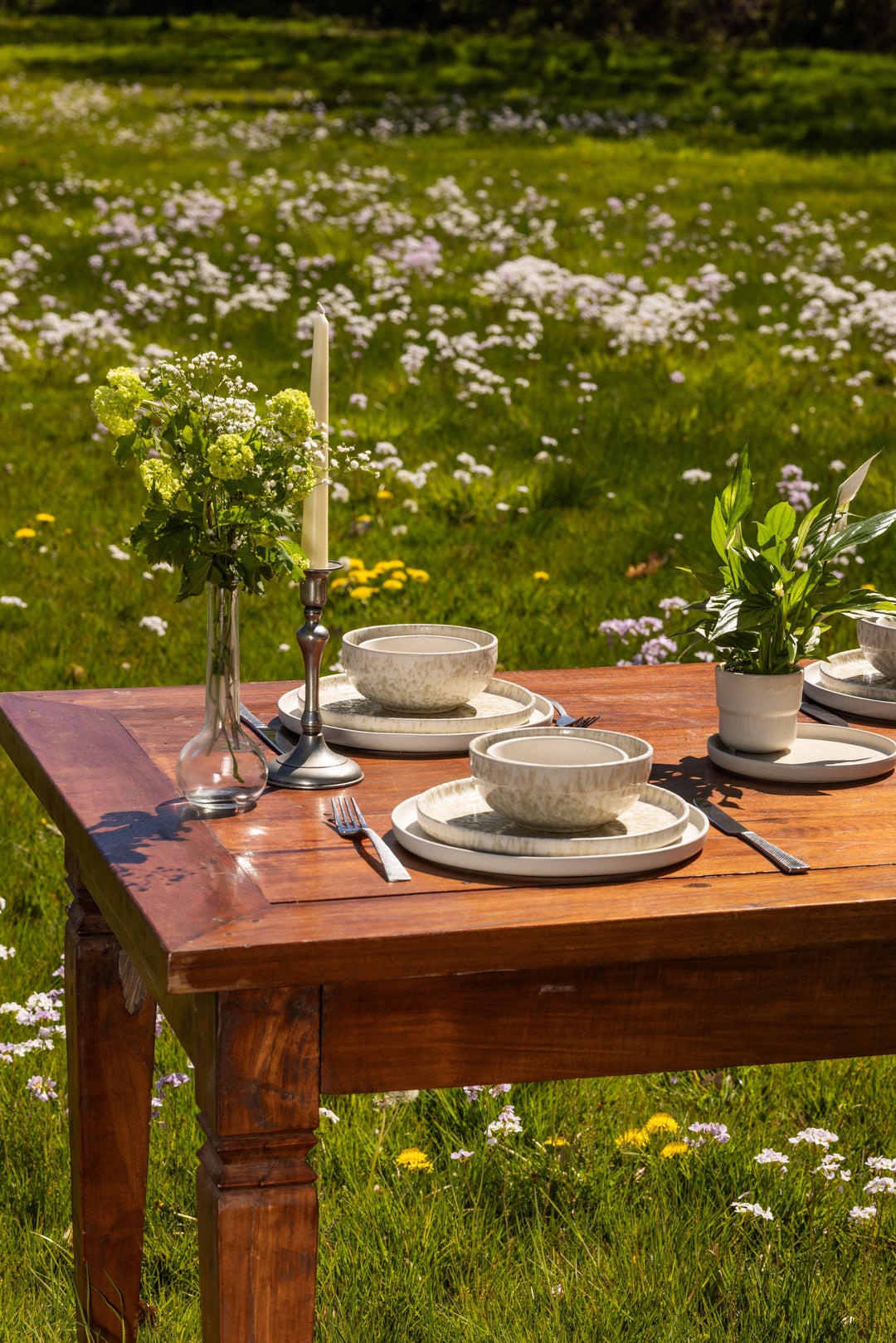 Beige en witte serviesset van Mimo Homeware in Japandi stijl, mix &amp; match servies.