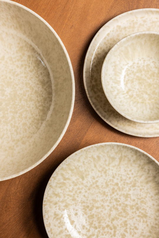 Beige met crème wit Japandi servies van Mimo Homeware. Borden, kommen en saladeschaal met reactief glazuur.