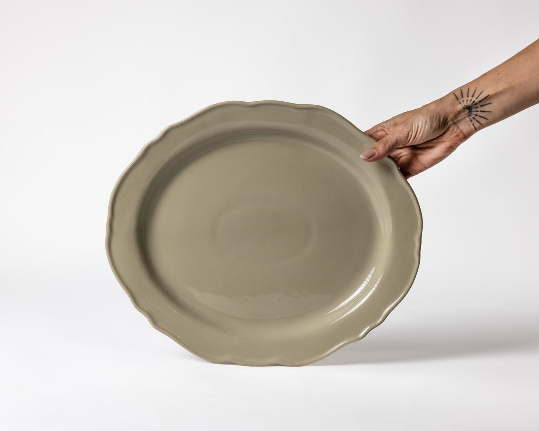 Grote platte serveerschaal van Mimo Homeware in beige en olijfgroene tinten.