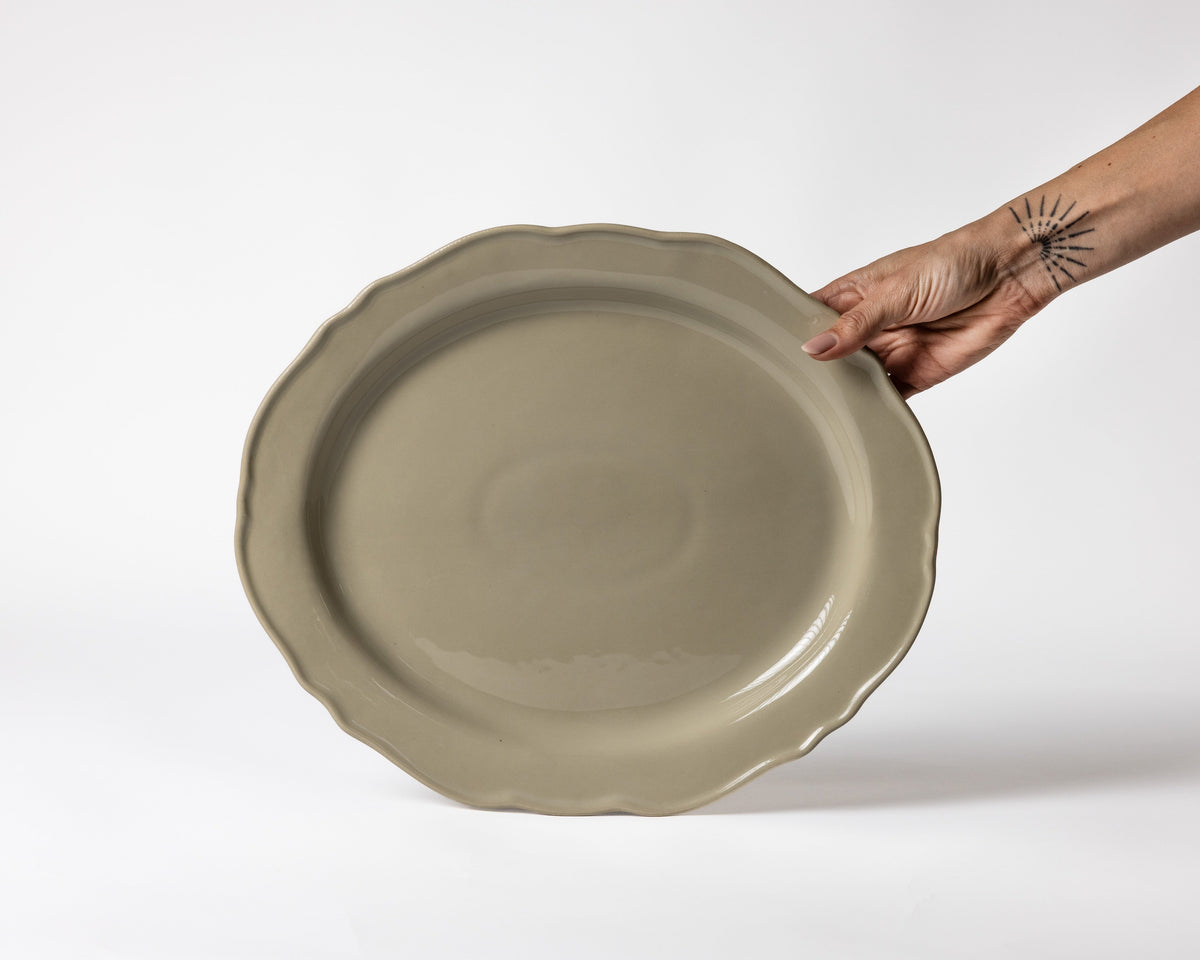 Grote platte serveerschaal van Mimo Homeware in beige en olijfgroene tinten.