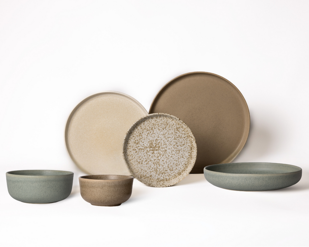 Bruine en beige serviesset met groene kommen van Mimo Homeware.