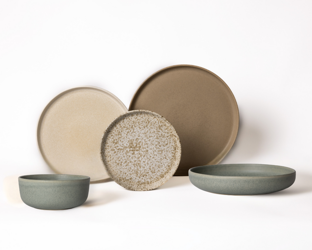 Groen met bruine minimalistische serviesset van Mimo Homeware. Mat servies in Japandi stijl.