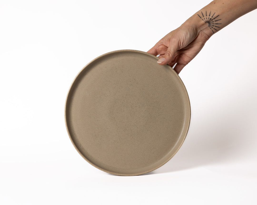 Mat bruin dinerbord van Mimo Homeware in Japandi-stijl. Bruin en beige servies voor elke gelegenheid.