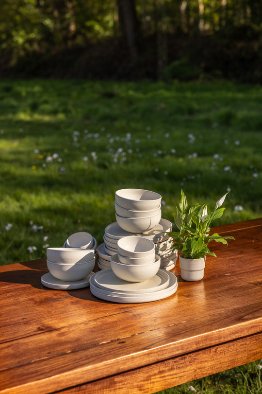 Gestapeld keramiek servies van Mimo Homeware in de warm wit en crème kleuren van Dreamy Ivory.