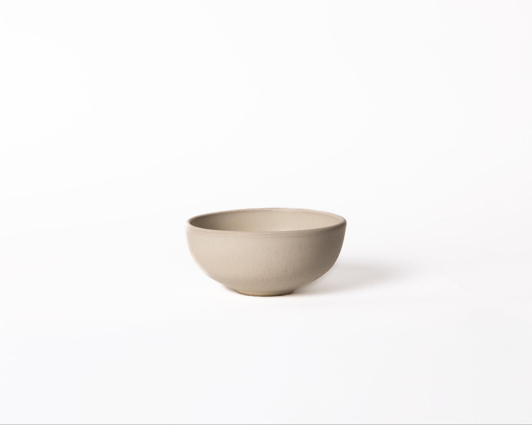 Kleine witte kom van Mimo Homeware in Japandi stijl. Kommetje voor snacks, desserts en hapjes.