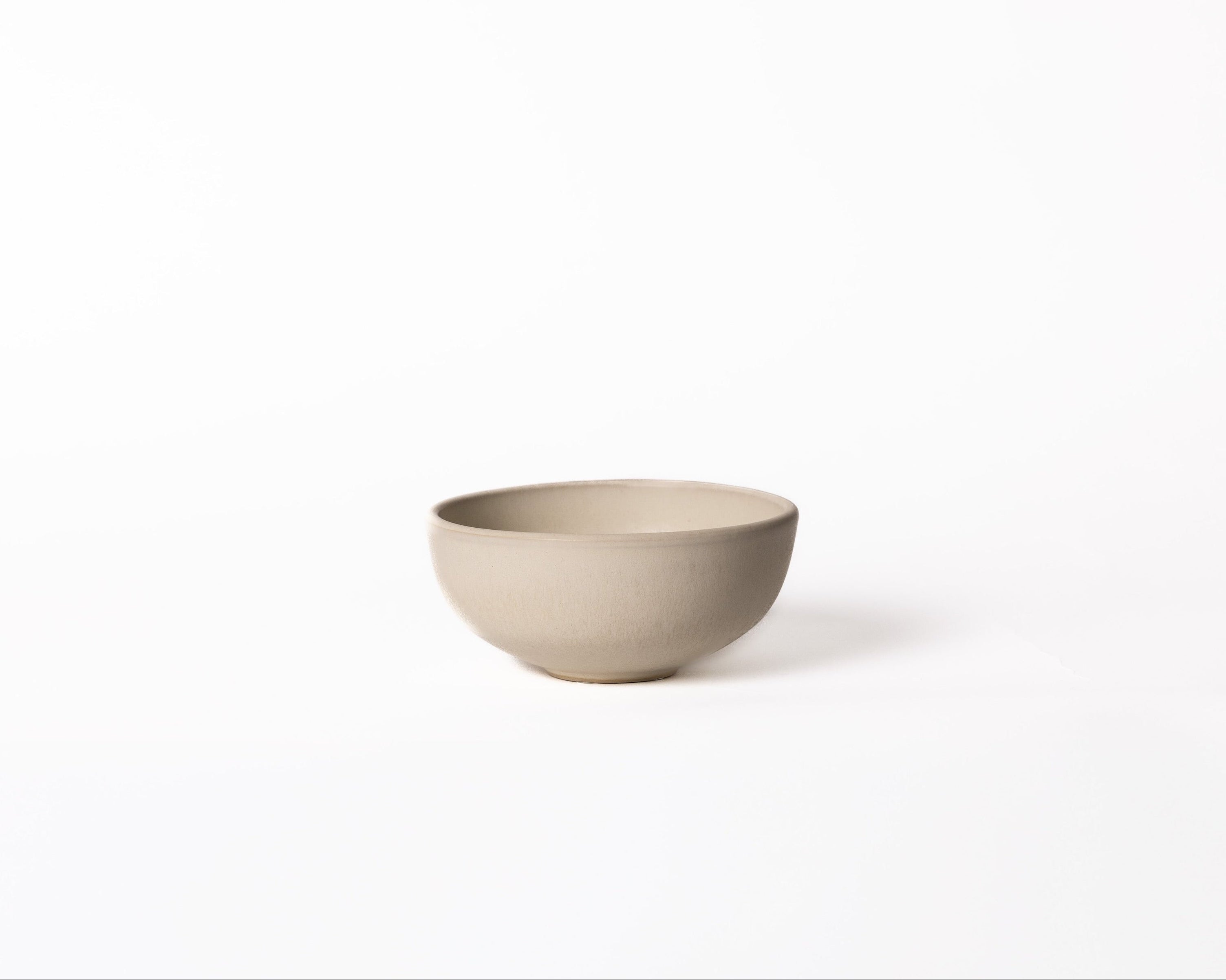 Kleine witte kom van Mimo Homeware in Japandi stijl. Kommetje voor snacks, desserts en hapjes.