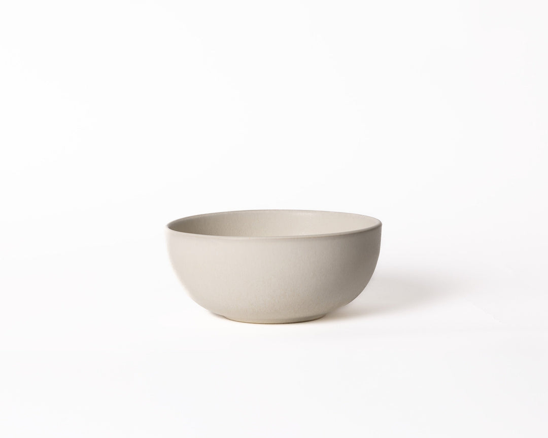 Matte witte kom van Mimo Homeware in minimalistische stijl, perfect voor een Japandi-interieur.