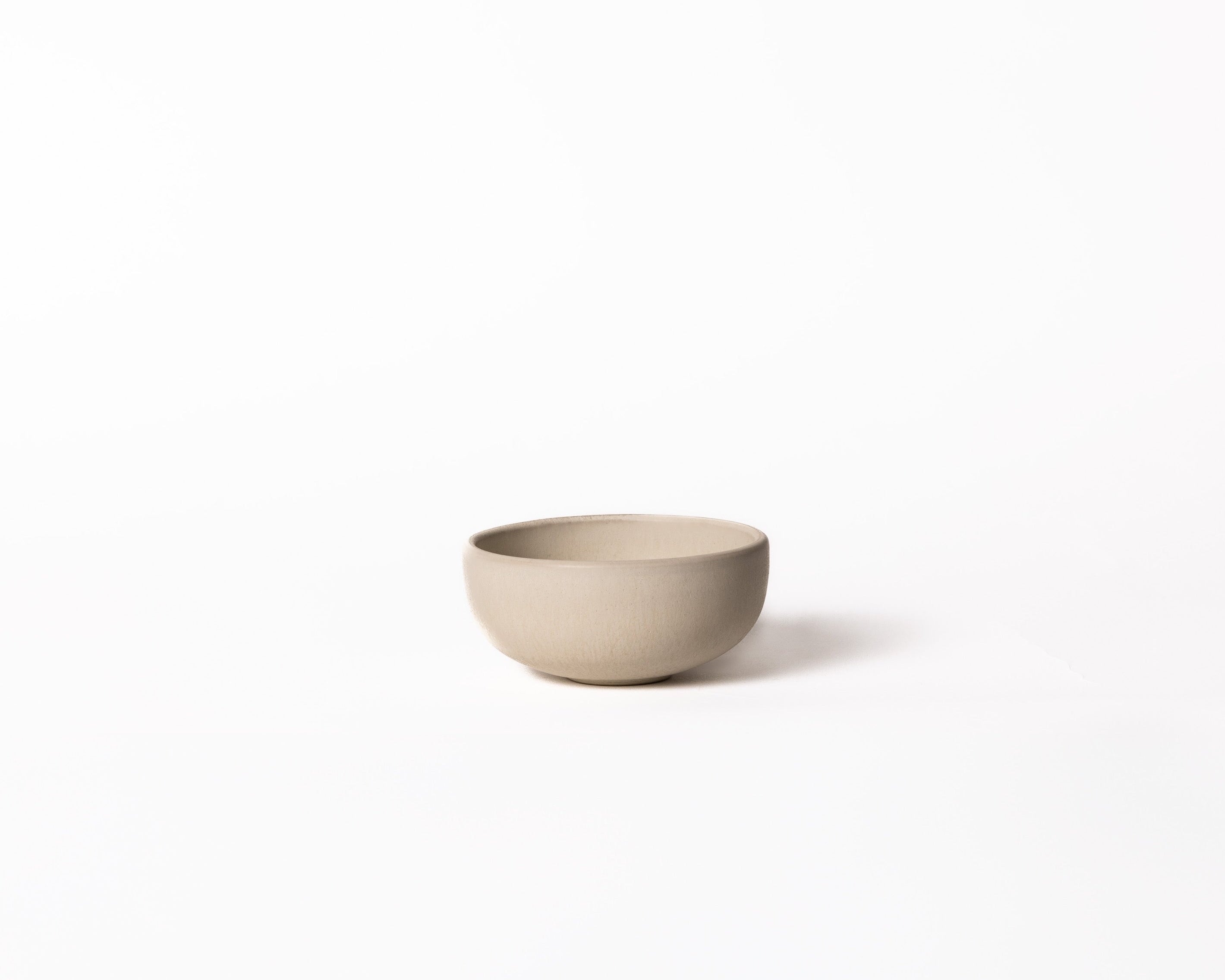 Mini schaaltje van Mimo Homeware in warm wit en crème kleuren, geschikt voor dips, sausjes en hapjes.