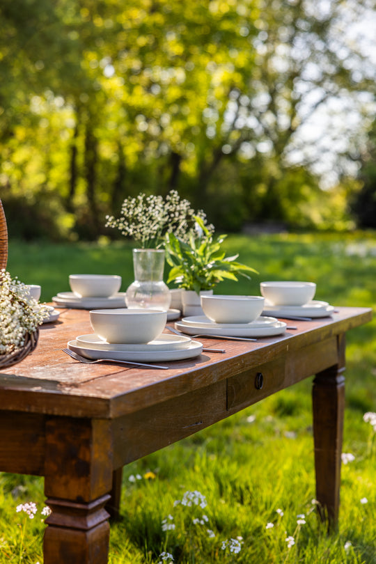 Mat wit servies op chique gedekte tafel. Elegant, minimalistisch Japandi servies van Mimo Homeware.