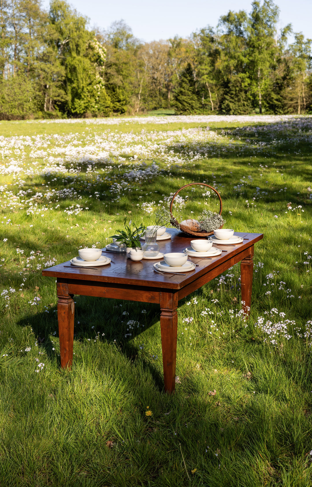 Tuintafel gedekt met strak warmwit servies van Mimo Homeware, Japandi servies voor binnen en buiten.