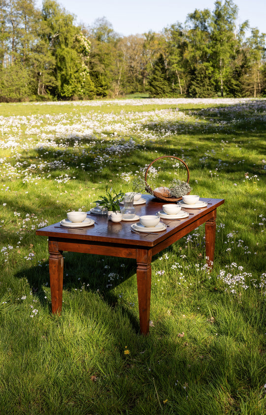 Tuintafel gedekt met strak warmwit servies van Mimo Homeware, Japandi servies voor binnen en buiten.