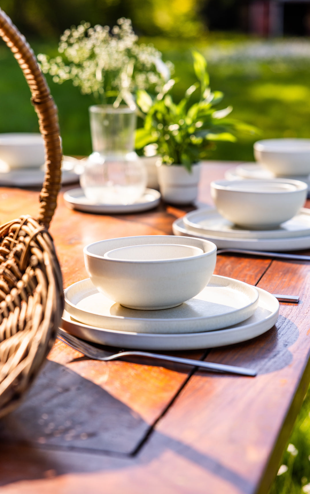 Mat wit servies van Mimo Homeware in Japandi stijl.