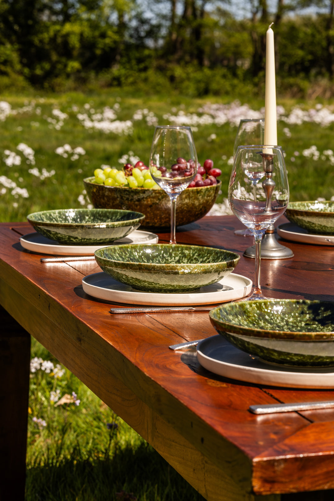 Gedekte tafel met vrolijk groen en wit keramiek servies van Mimo Homeware.