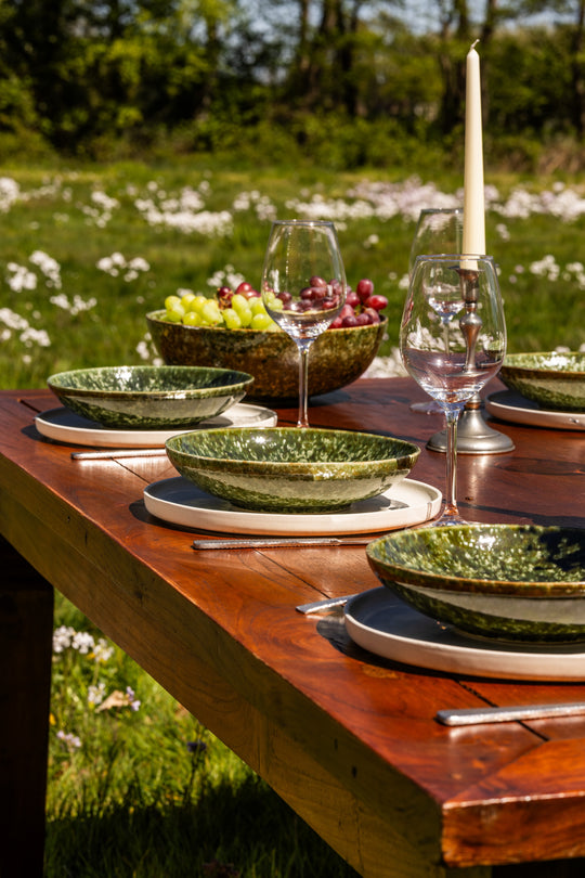 Gedekte tafel met vrolijk groen en wit keramiek servies van Mimo Homeware.