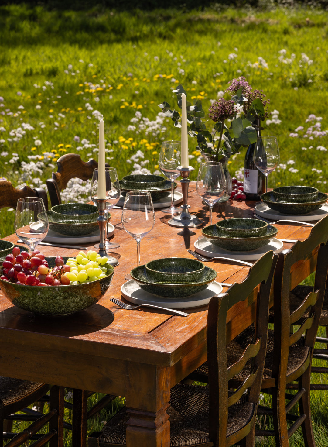Serviesset in wit en groen in zomerse tafelsetting. Keramiek servies van Mimo Homeware, gemaakt in Portugal.
