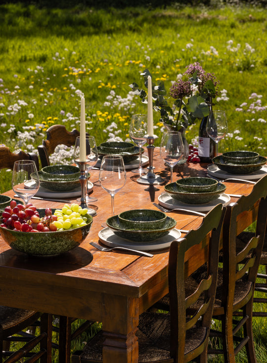 Serviesset in wit en groen in zomerse tafelsetting. Keramiek servies van Mimo Homeware, gemaakt in Portugal.