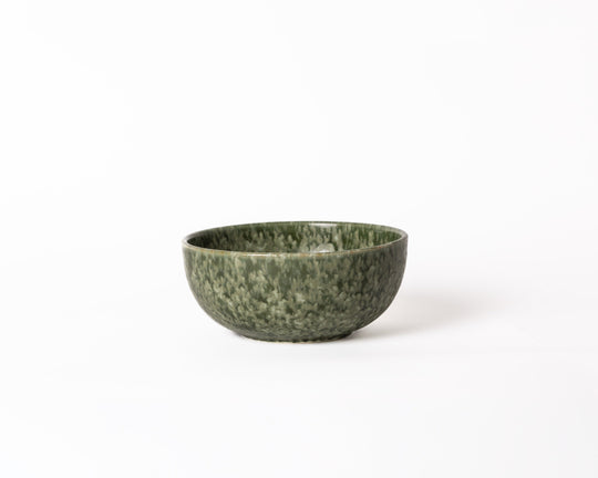 Groene kom van Mimo Homeware met verschillende tinten lichtgroen en donkergroen, restaurant kwaliteit servies voor thuis.