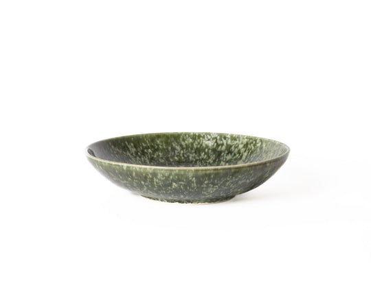 Donkergroen pastabord met gevlekte textuur van Mimo Homeware. Opvallend, zomers servies met glanzende afwerking.