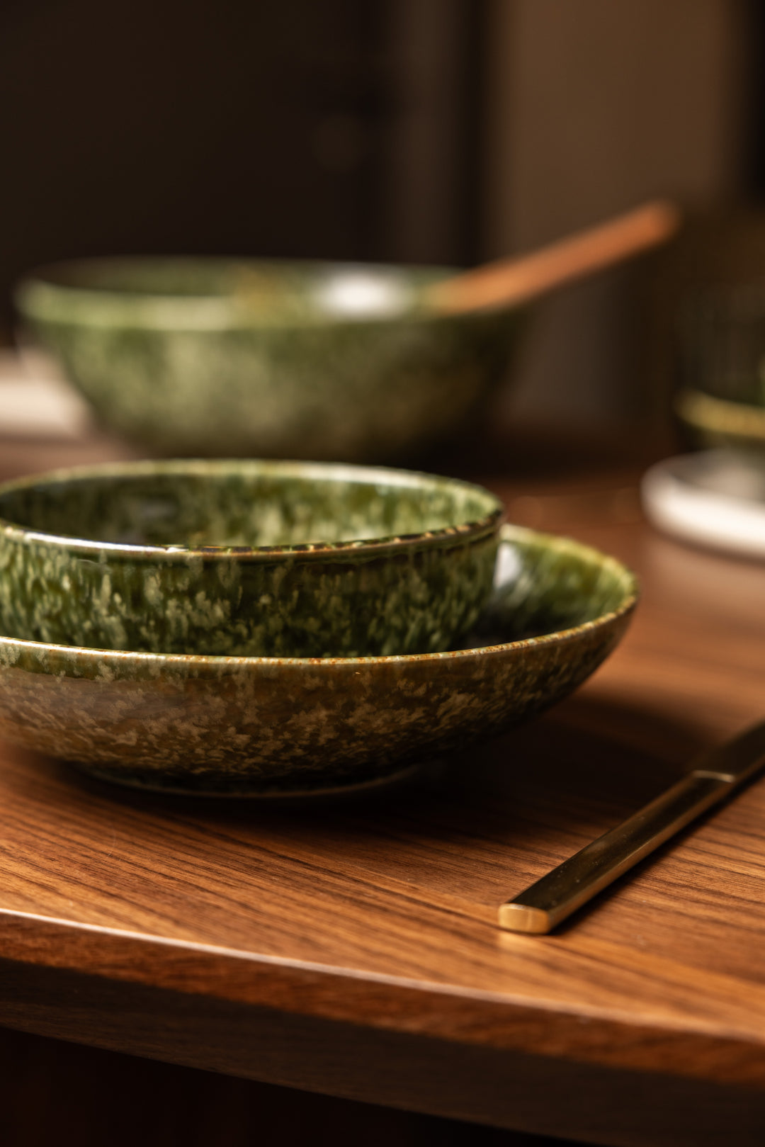 Groen keramiek servies met reactief glazuur van Mimo Homeware. Uniek servies, gemaakt in Portugal.