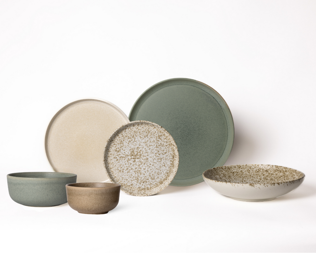Groen met bruine zomerse serviesset van Mimo Homeware. Mat servies in warme Japandi stijl.