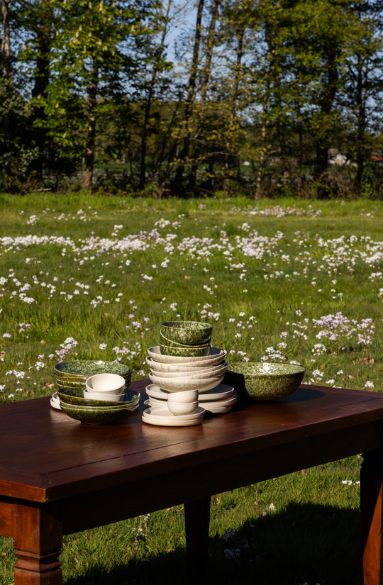 Groen met wit en crèmekleurig servies van Mimo Homeware in vrolijke, moderne stijl.