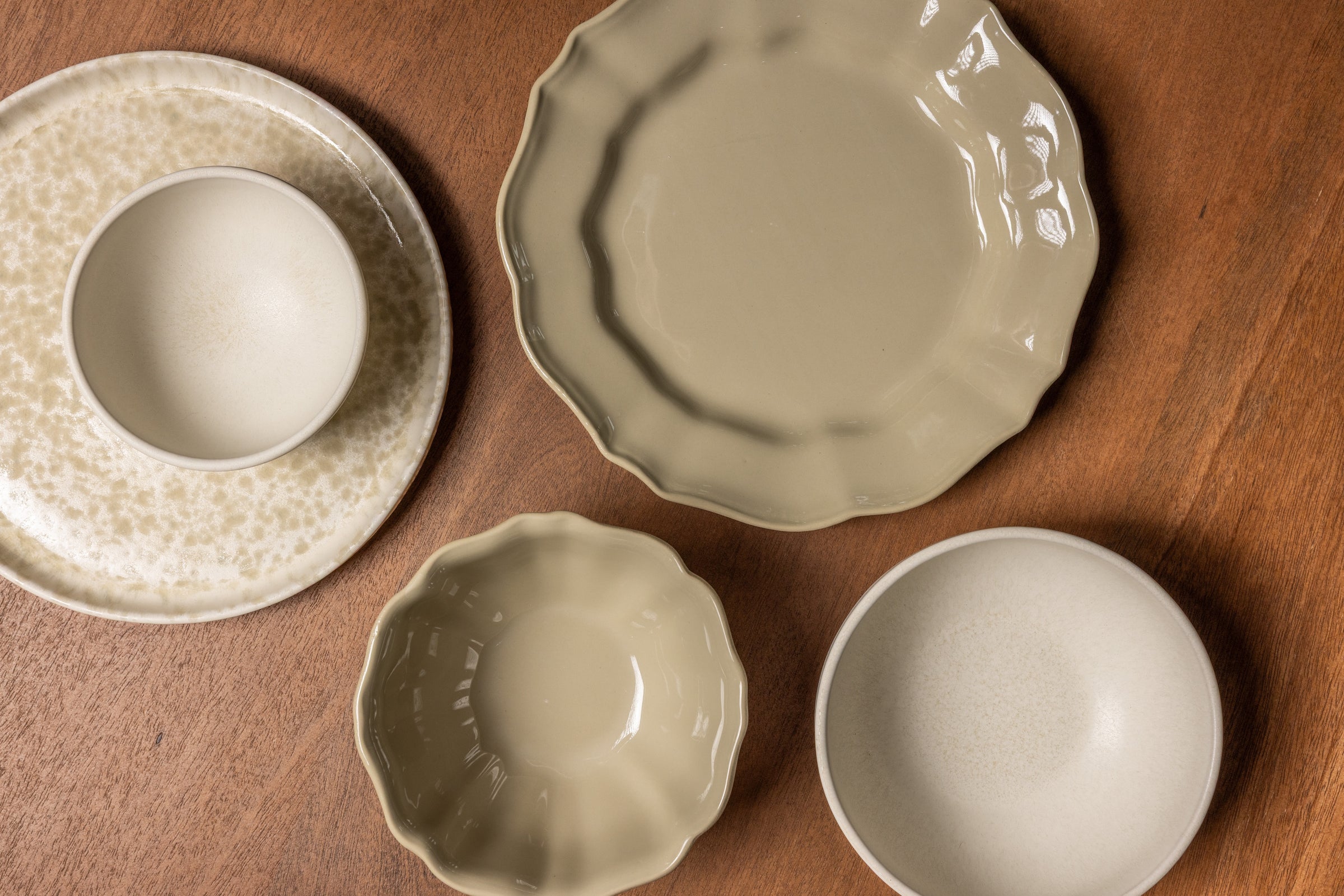 Mimo Homeware stijlvol servies in japandi mix met modern romantische vormen en natuurlijke kleuren.