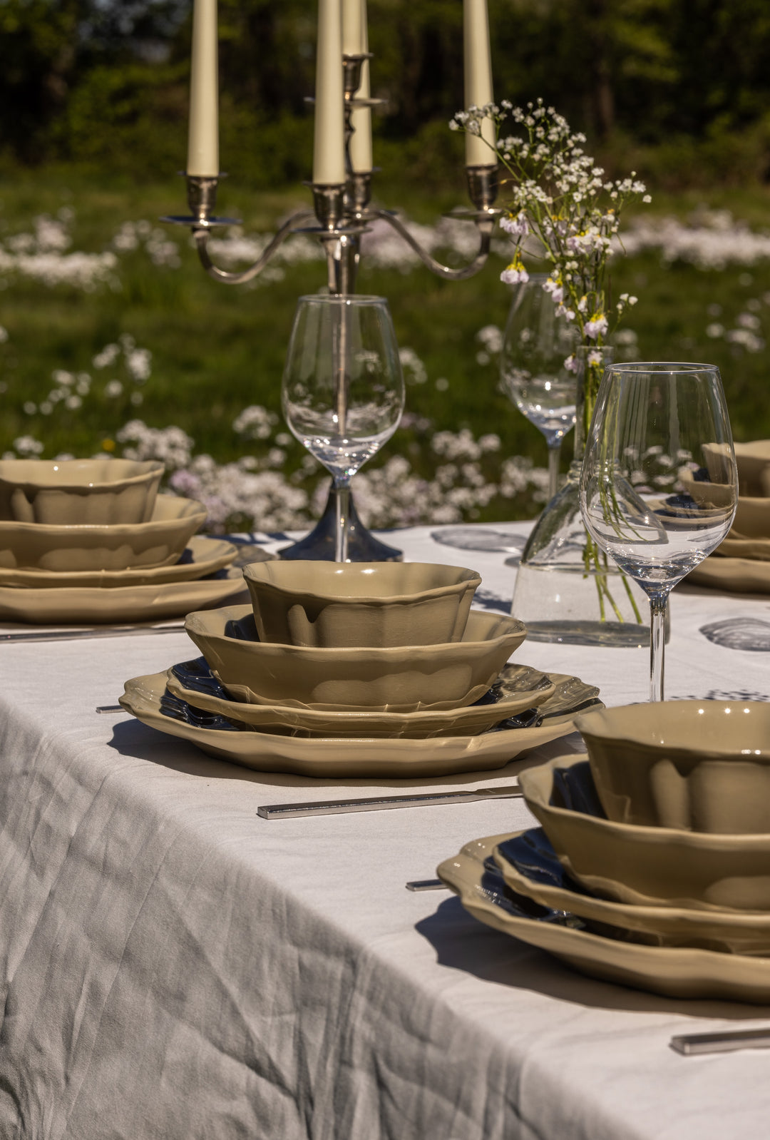 Serviesset in olijfgroen en taupe tinten van Mimo Homeware voor een stijlvol en klassiek interieur.