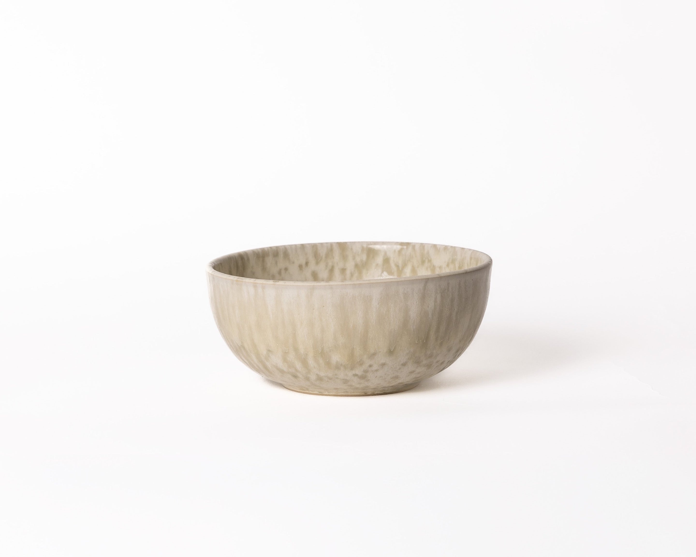 Diepe kom van Mimo Homeware in beige en crème tinten. Japandi servies, gemaakt in Portugal.
