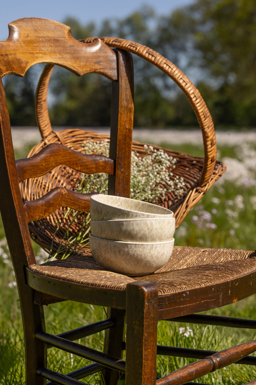 Gestapelde kommen in de kleur Limestone Valley van Mimo Homeware, zomers servies in crème wit en beige.